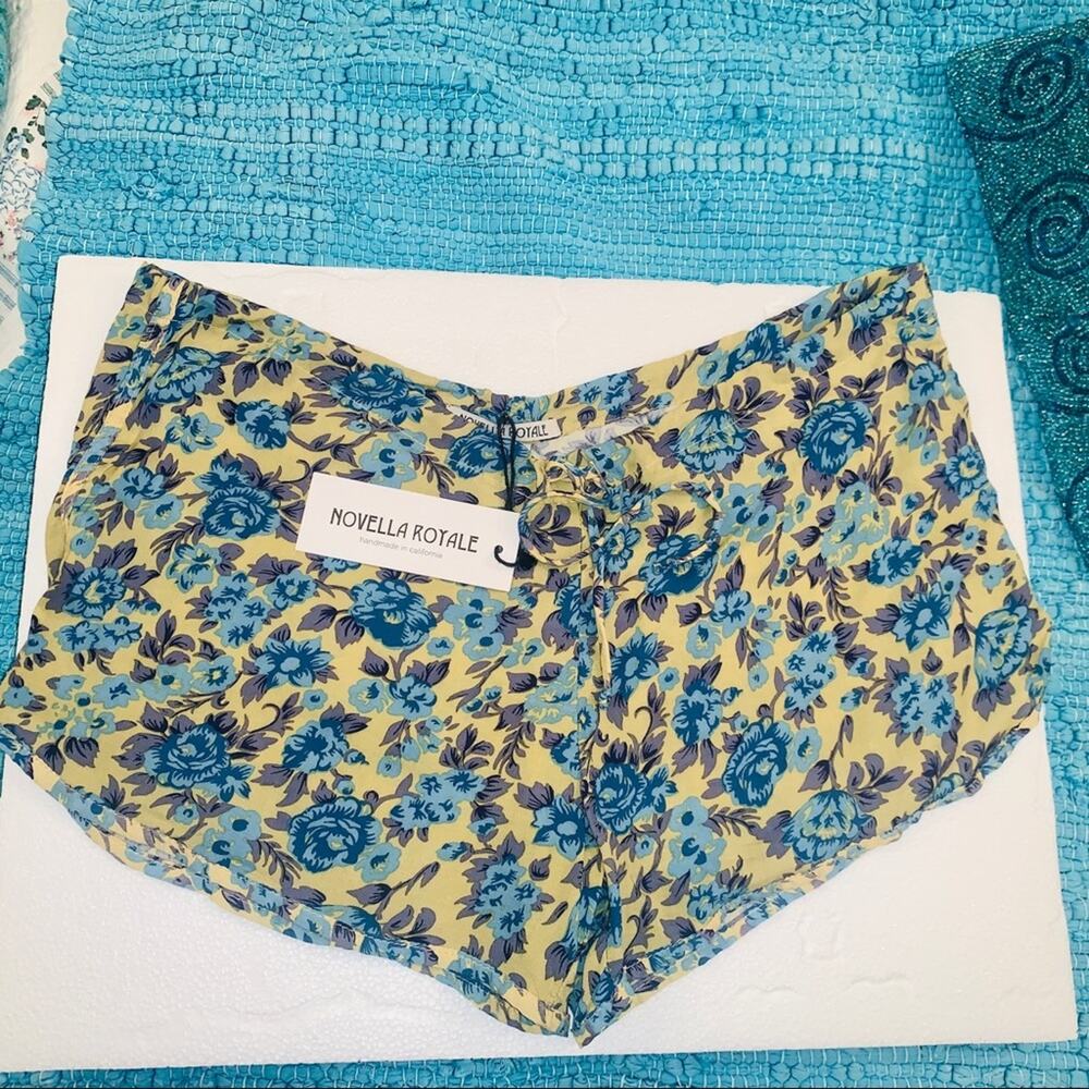 NWT NOVELLA ROYALE YELLOW BLUE ROSE FLORAL PRINT SHORTS HOT PANTS S